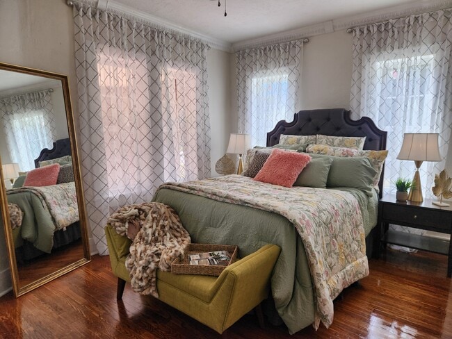 Building Photo - 1001 W Hackberry Ave