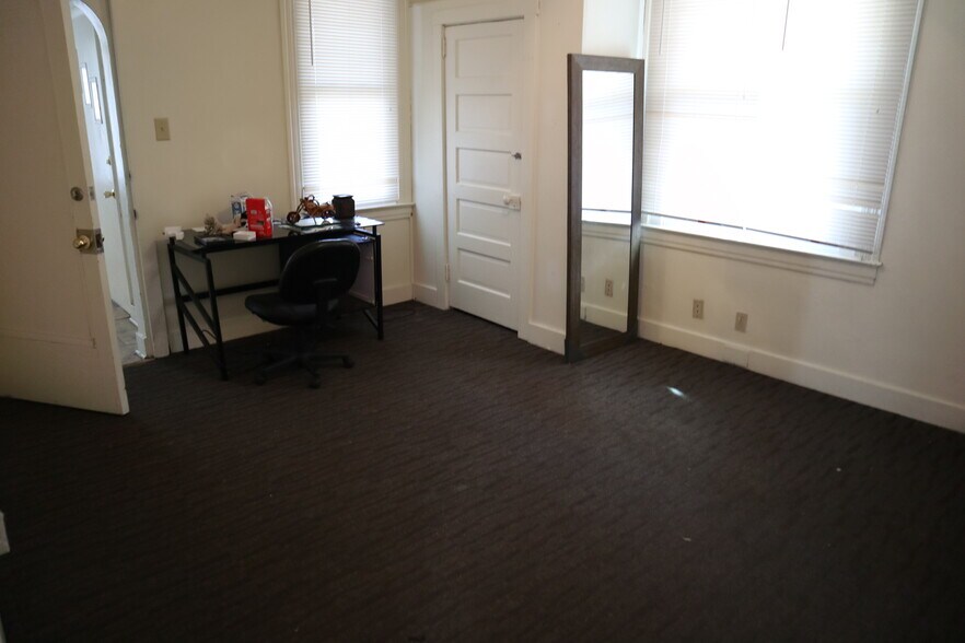 Building Photo - 611 Park St