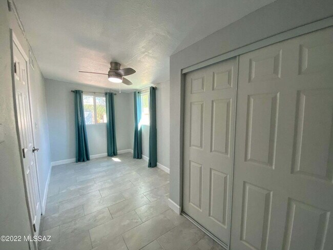 Building Photo - 2 bedroom single family w/yard & W/d