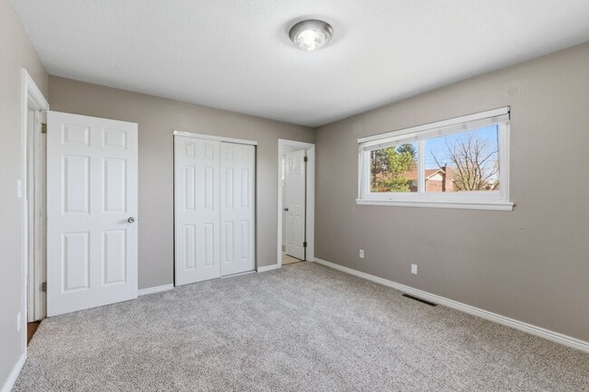 Building Photo - 1415 Holmes Dr