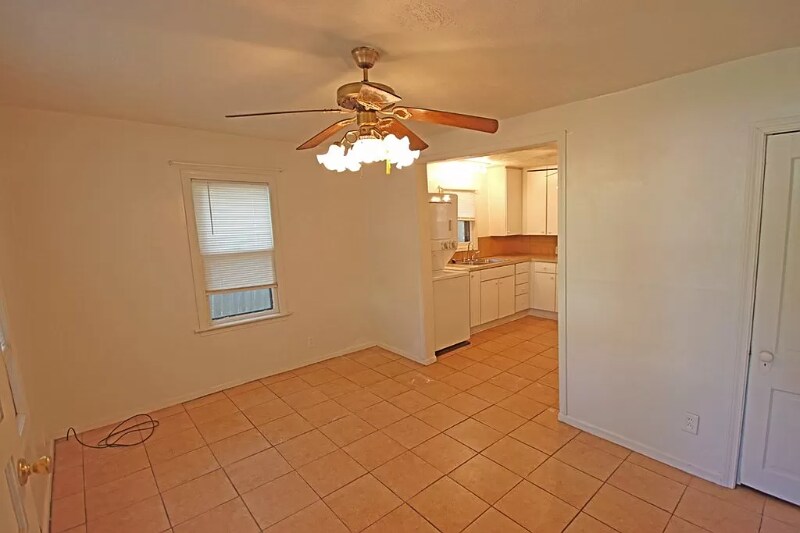 Building Photo - 113 S Chicago St