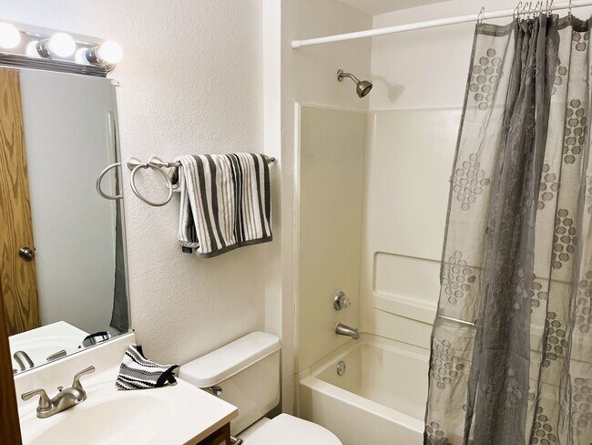 Building Photo - 1 Bedroom with upgrades in Lake Oswego---1 MONTH FREE w/ 13 Month Lease