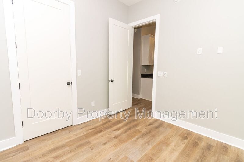 Building Photo - 905 W 39th St