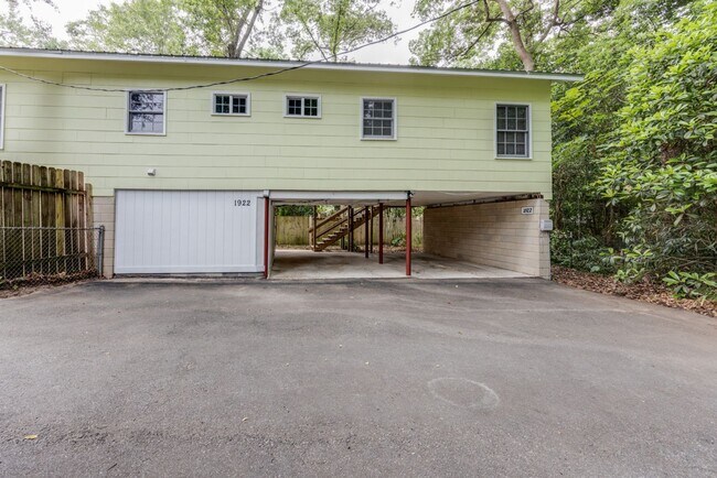 Building Photo - 3 Bedroom, 2 Bath Home Available 10/1/2025...