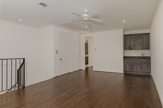Building Photo - 2503 Lake Front Cir
