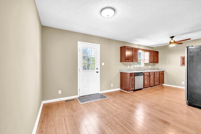 Building Photo - Amazing 3 bedroom 2 bathroom close to Fort...