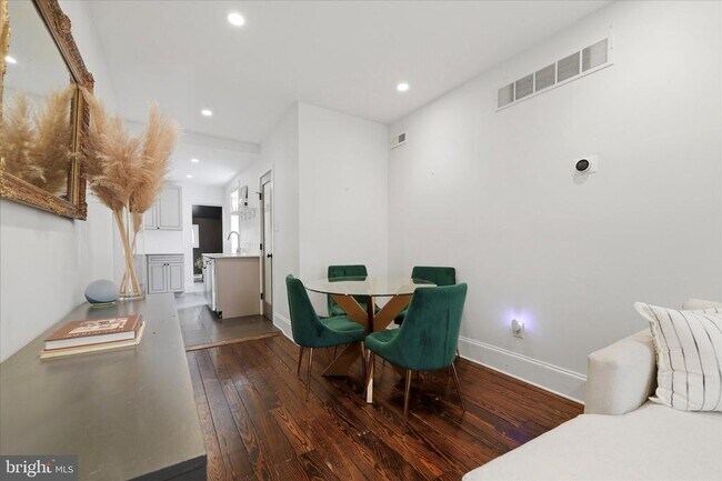 Building Photo - 1902 E Hagert St