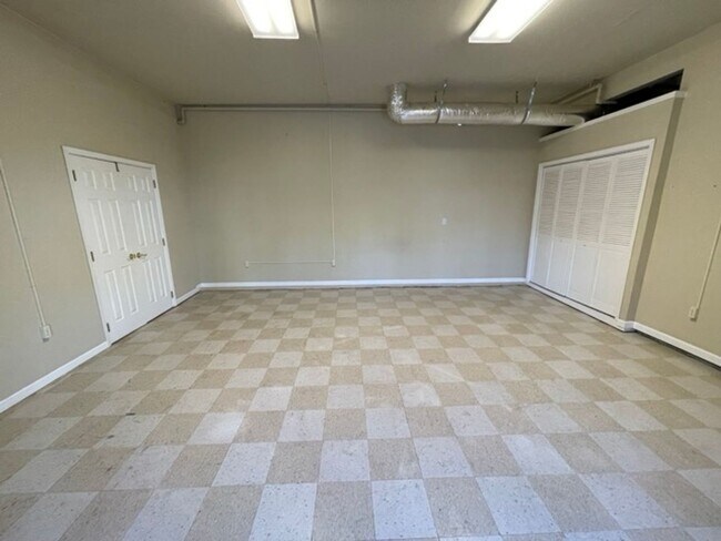 Building Photo - Extremely Spacious 5BD/3BTH Home For Lease...