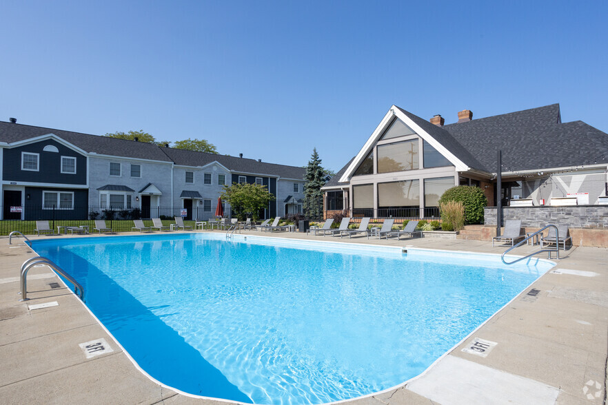 Outdoor Pool w/ Sundeck - Dublin Park Townhomes