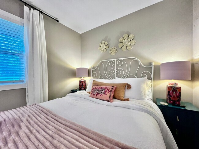 Building Photo - 3 BDR Ranch w/ Fenced yard, laundry, garage + more