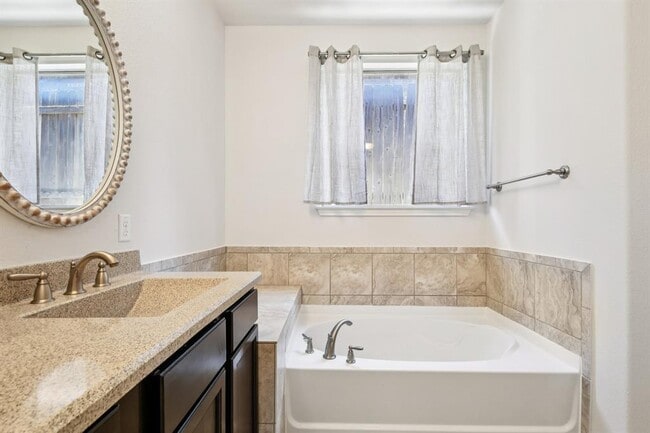 Building Photo - 2244 Hilltop Climb Dr