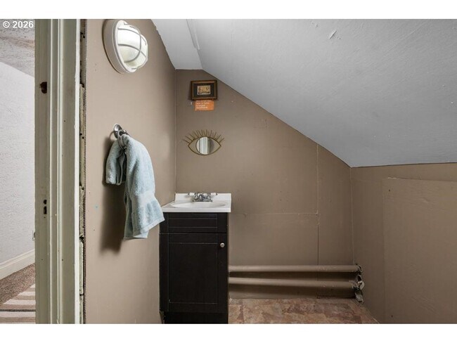 Building Photo - Classic Portland bungalow in Northeast Portland Available July 1st!