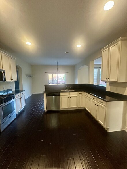 Building Photo - 402 Valley Spring Dr