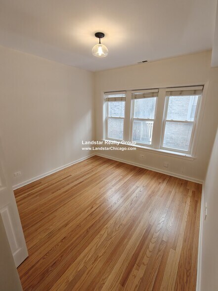 Building Photo - 4946 N Ridgeway Ave
