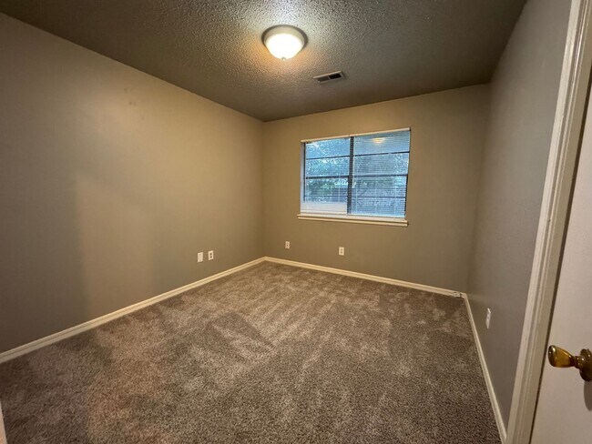 Building Photo - 3 bed 1 bath 2 car garage