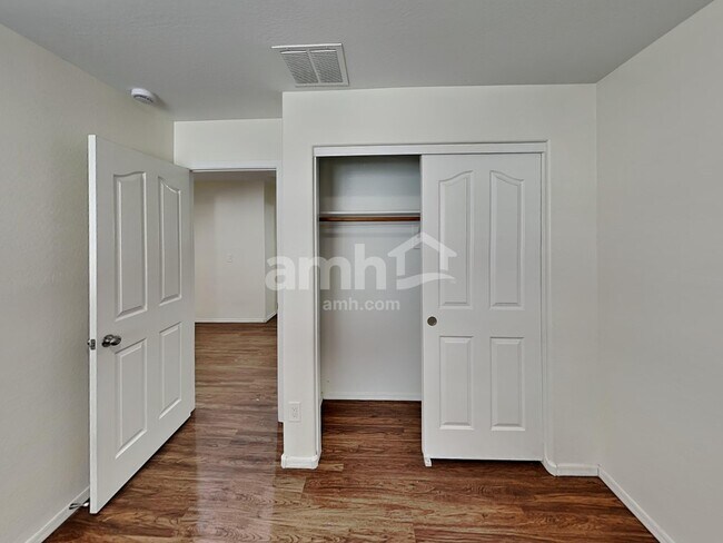 Building Photo - 3282 E Oakland St