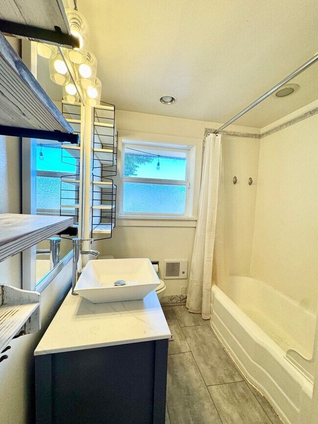 Building Photo - Phinney Ridge Home
