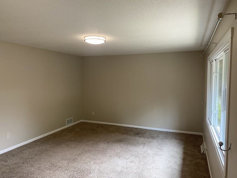 Primary Photo - 10610 Johnson Cir