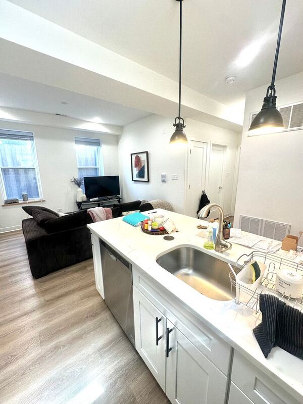 Building Photo - 1644 W Cermak Rd