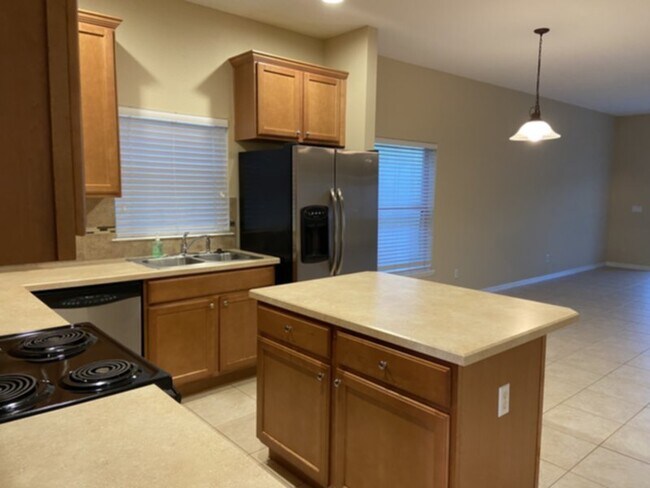 Building Photo - Spacious 4/2 in a Great Community!