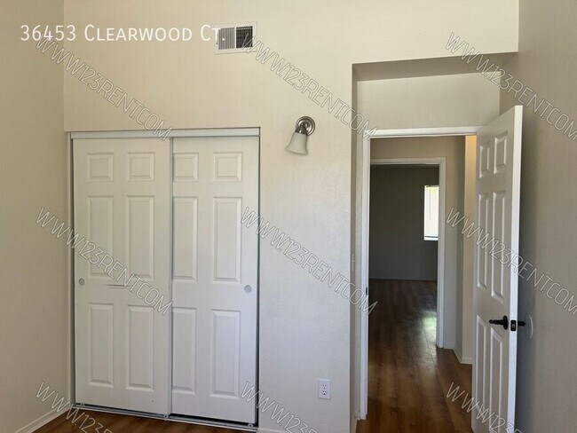 Building Photo - 36453 Clearwood Ct