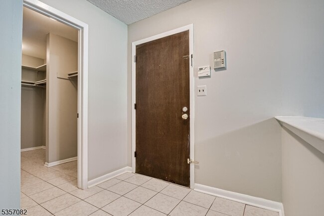 Building Photo - 318 Willowbrook Dr