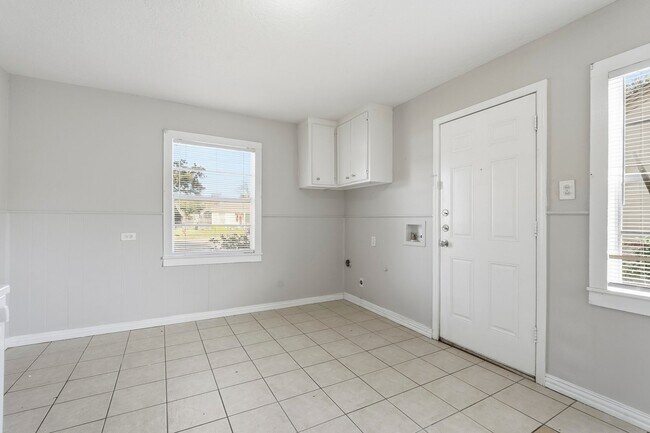 Building Photo - 729 13th Ave N