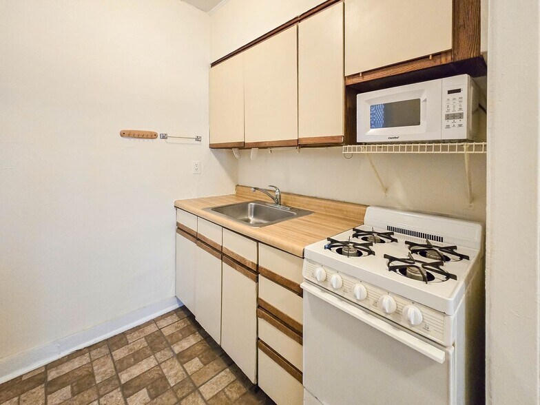 Building Photo - 1620 W Sunnyside Ave