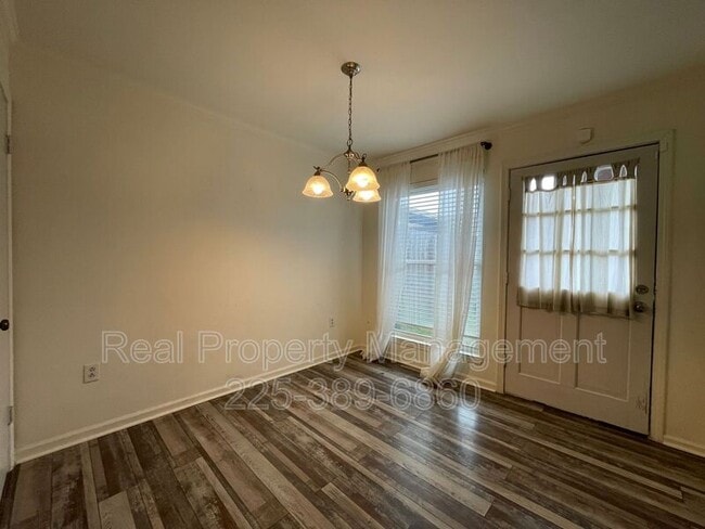 Building Photo - 9841 Siegen Ln