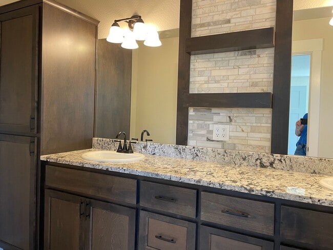 Building Photo - Gorgeous 4 Bedroom 2.5 Bath Home-A Must Se...