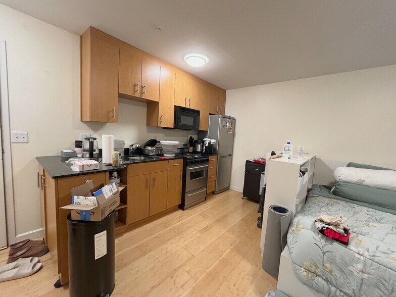 Building Photo - 461 Park Dr