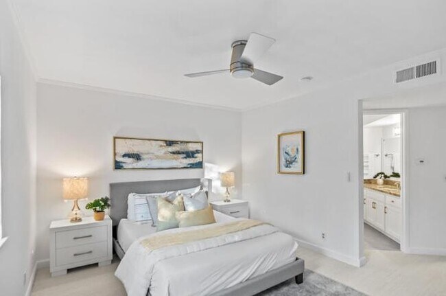 Building Photo - 999 Evelyn Terrace W