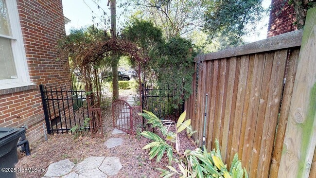 Building Photo - 2044 Forbes St