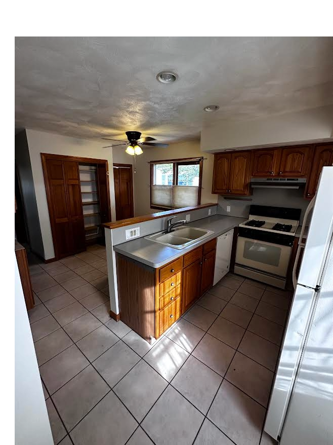 Full Kitchen; extra storage space in closet - 11 Boxwood Ave