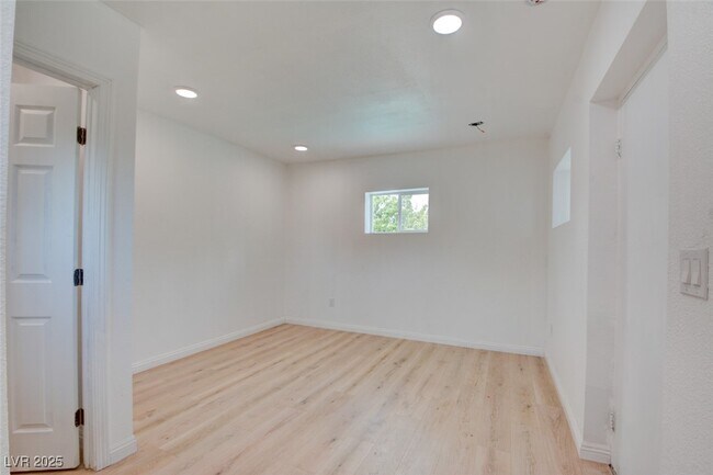 Building Photo - 1056 E Oakey Blvd