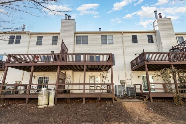 Building Photo - 2039F Raleigh Rd