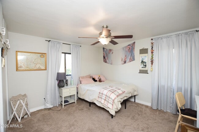 Building Photo - 946 E Denton Ln