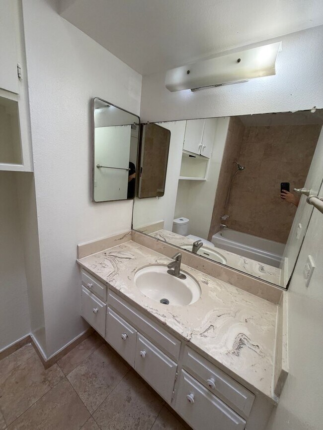 Building Photo - 5333 Parejo Dr