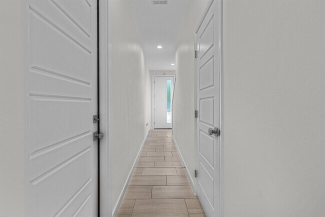 Building Photo - 409 Deer Path Lp