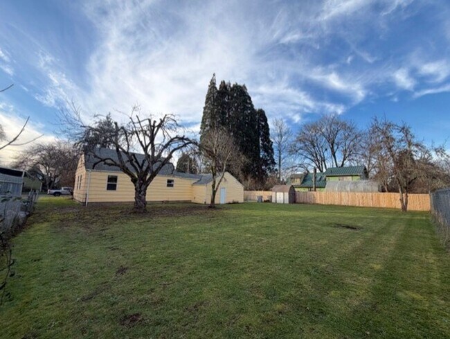 Building Photo - Charming 4 Bedroom ~ 1 Bathroom Home in Southeast Corvallis