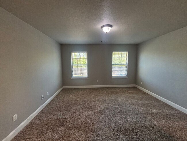 Building Photo - 4 Bedroom 3 Full bath Dream home located i...