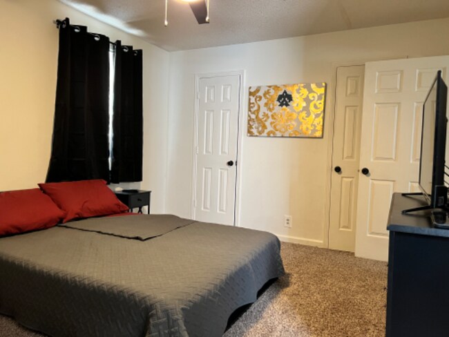 Building Photo - 810 Hillmore Dr