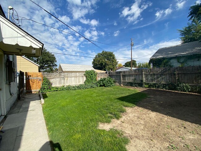 Building Photo - 719 S 10th Ave