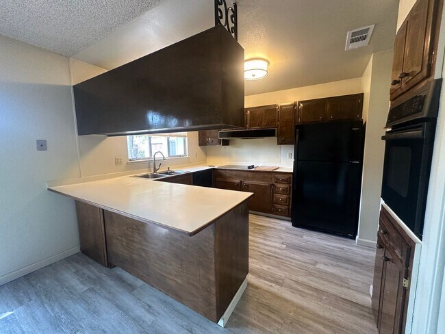 Building Photo - 4 Bedroom 2 Bathroom Home with Landscaped ...