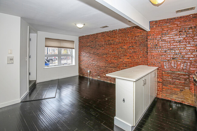 Building Photo - 1312 Putnam Ave