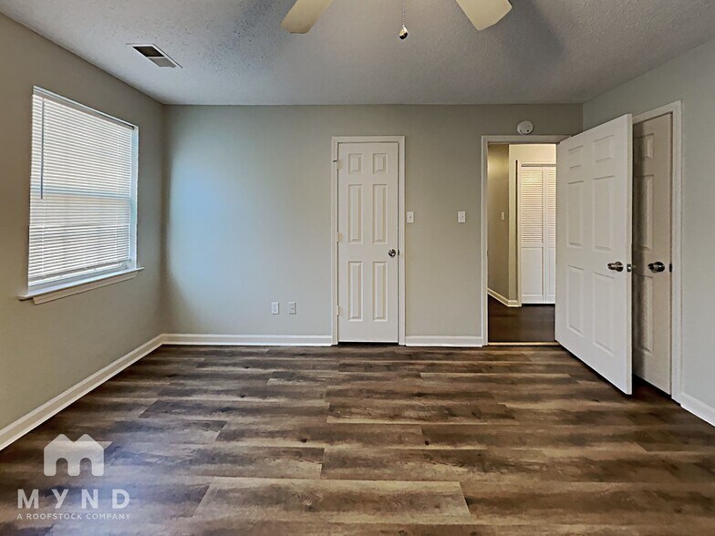 Building Photo - 2025 Plantation Pkwy