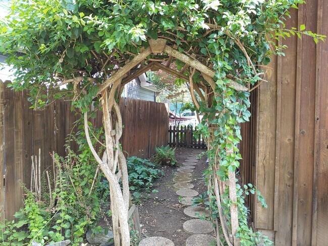 Building Photo - Fully Furnished Executive Sander's Beach Rental