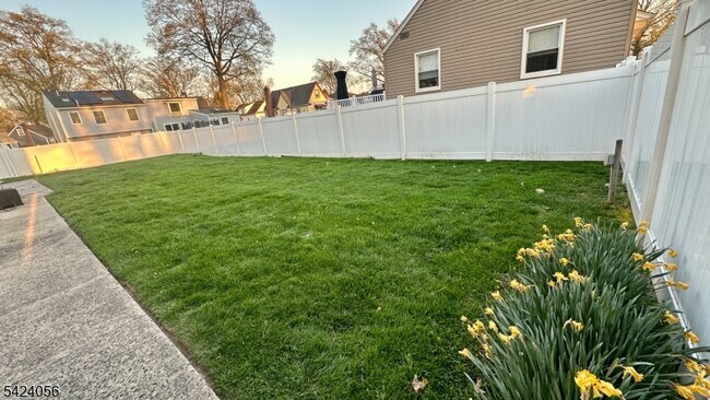 Building Photo - 529 Valley Rd