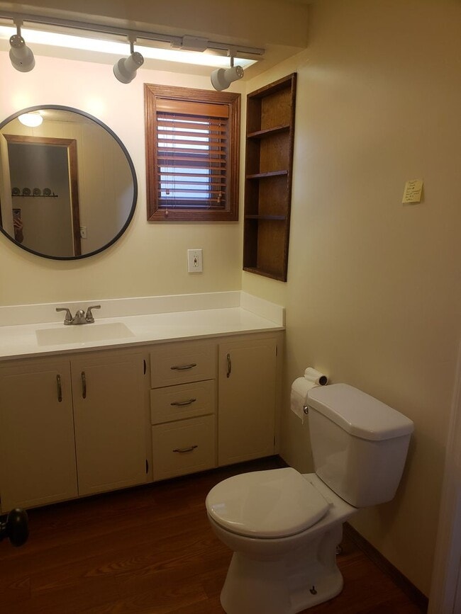 Building Photo - Adorable 2 bed / 1.5 bath with 1 car garage
