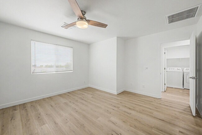 Building Photo - 136 W Latona Rd